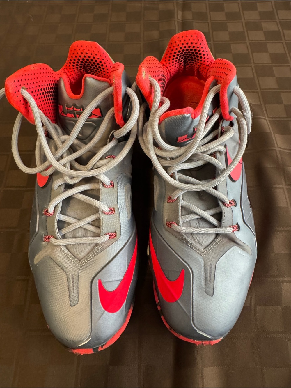 Nike LeBron 11 Elite wolf Gray and Bright Red Basketball Sneakers size men’s 9